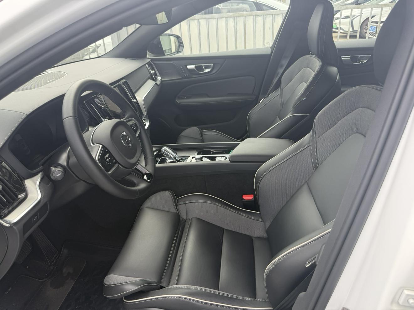 Volvo S60: фотография 12 из 16