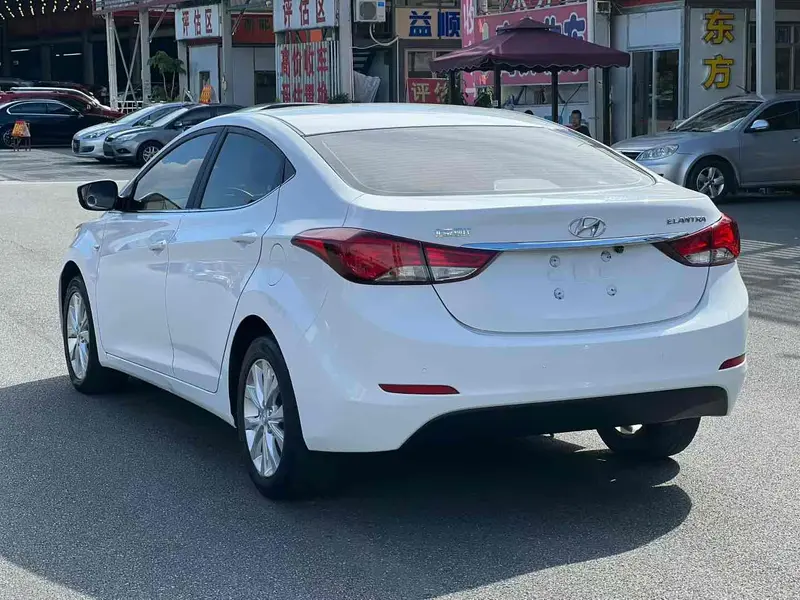 Hyundai Elantra — фото 4