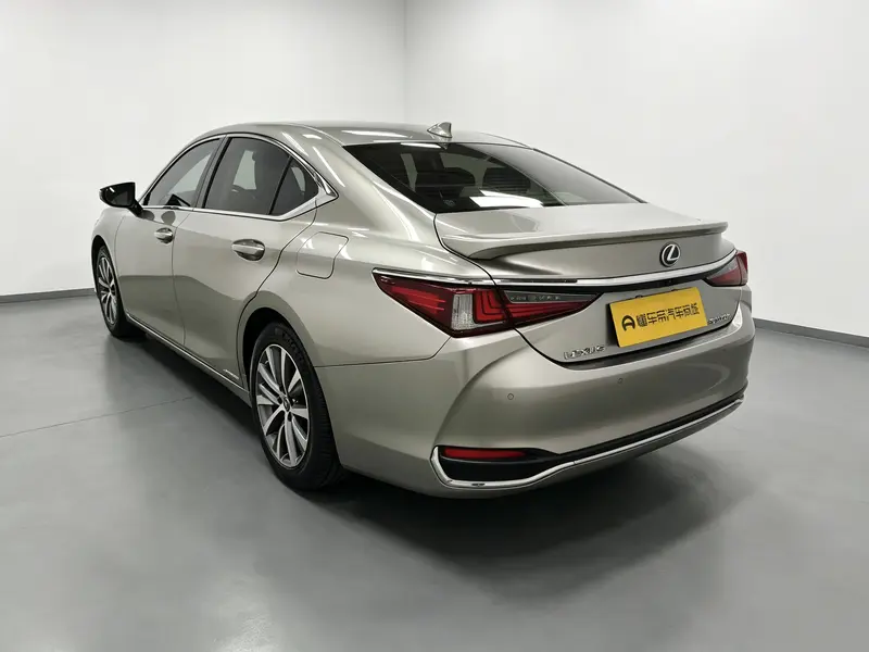 Lexus ES 300h экселленс VI — фото 5