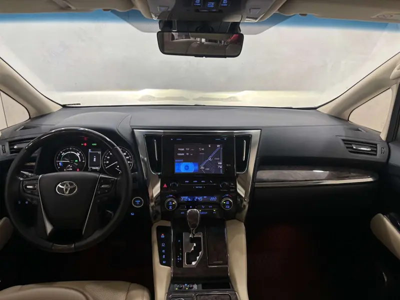 Toyota Alphard — фото 11