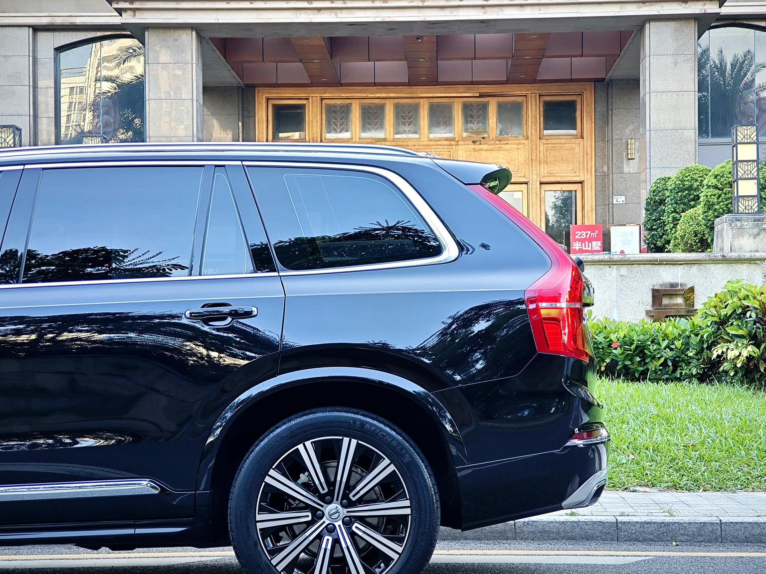 Volvo XC90: фотография 32 из 36