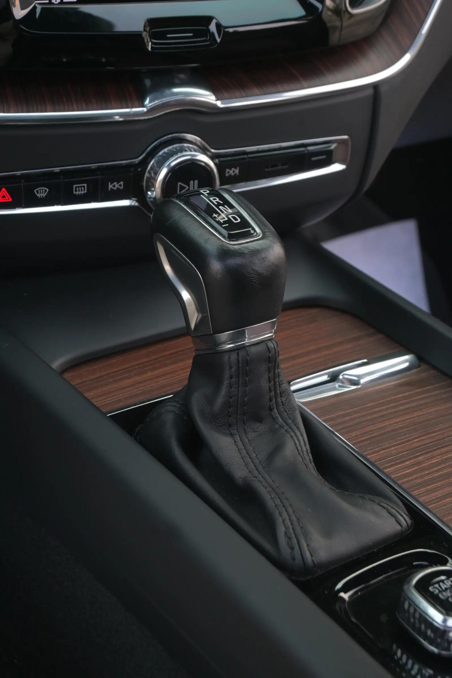 Volvo XC60: фотография 19 из 30