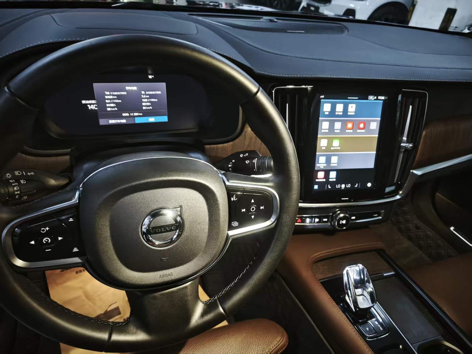 Volvo S90: фотография 8 из 9