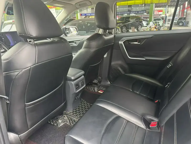 Toyota RAV4 — фото 7