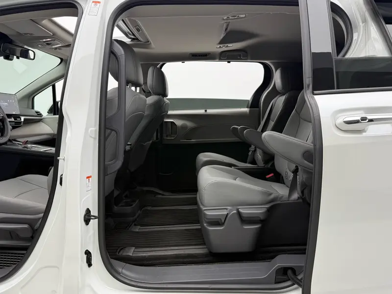 Toyota Granvia — фото 10
