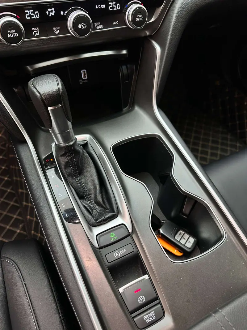 Honda Accord — фото 11