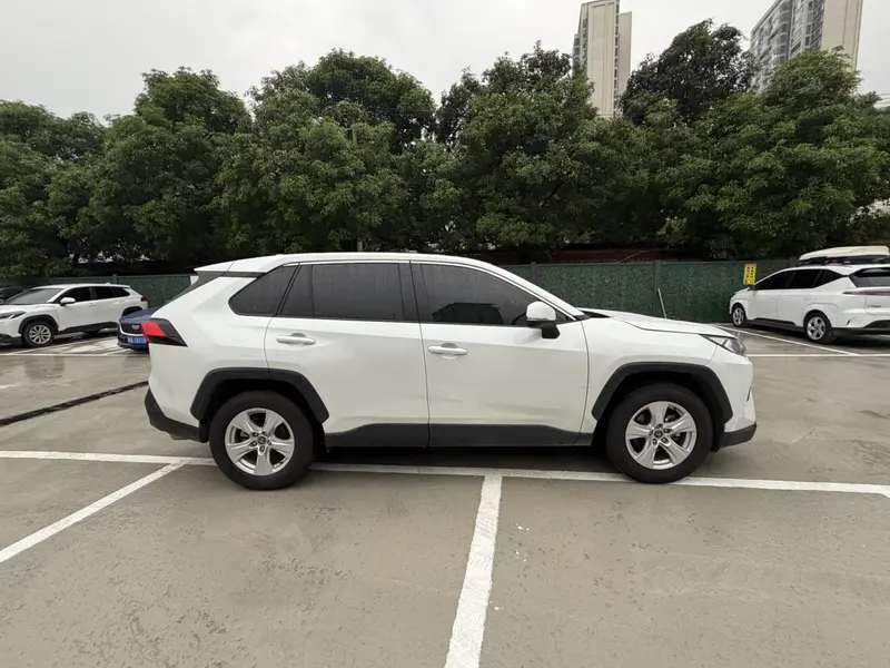 Toyota RAV4 — фото 7