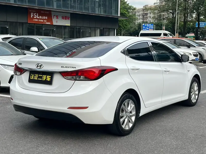 Hyundai Elantra — фото 6