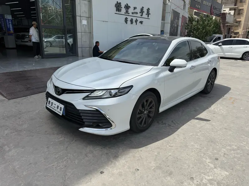 Toyota Camry — фото 1