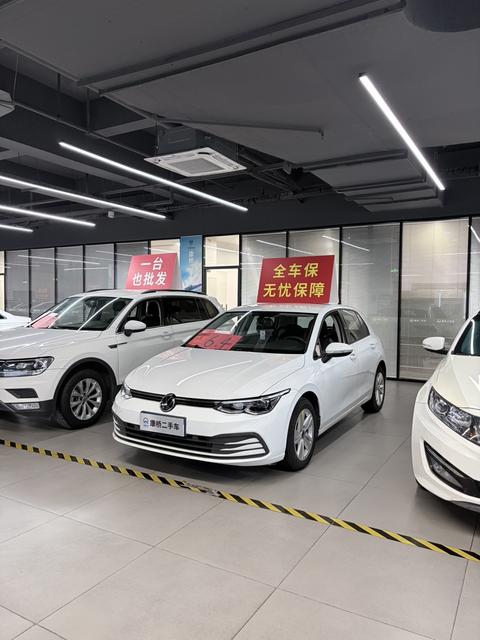Volkswagen Golf 2023 200TSI DSG