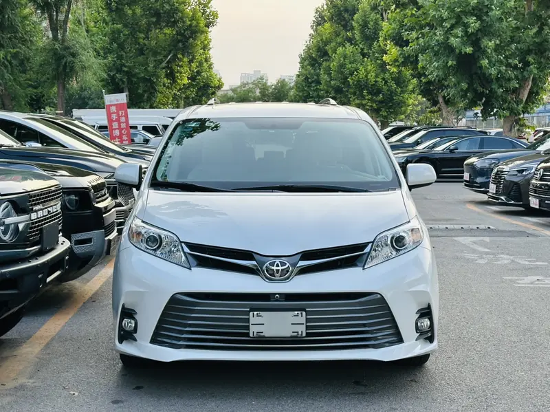 Toyota Sienna — фото 2