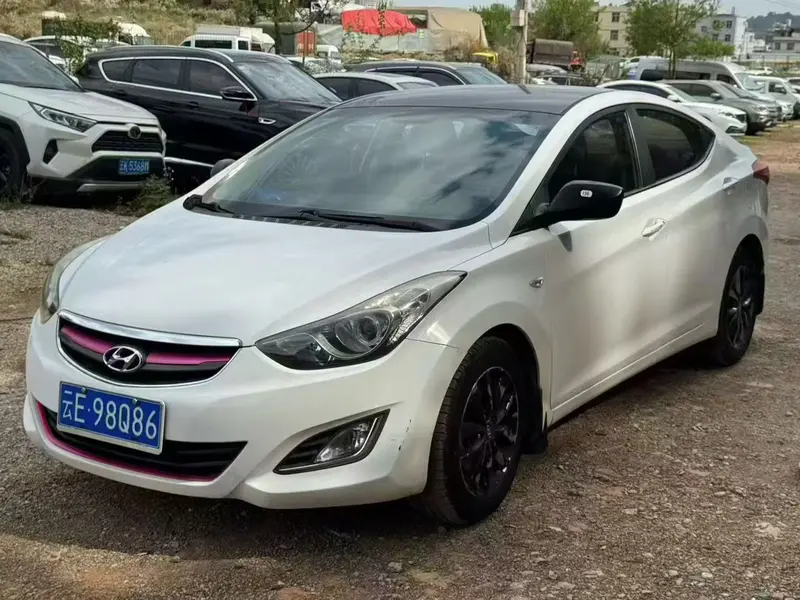 Hyundai Elantra — фото 1