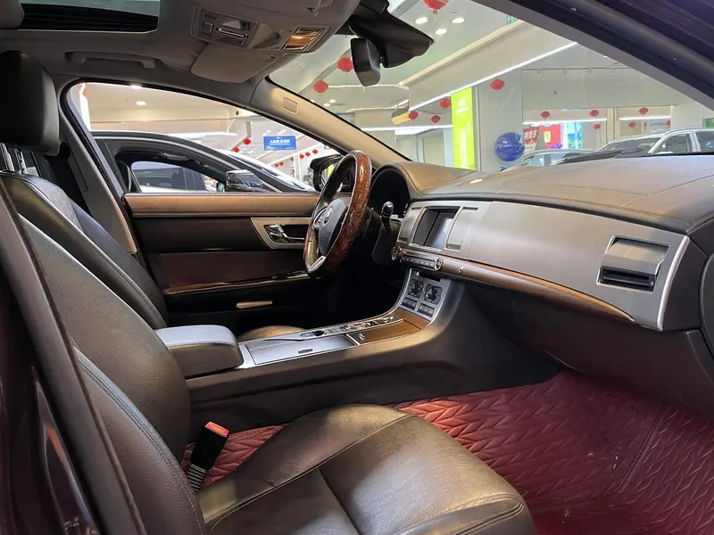 Jaguar XF — фото 10