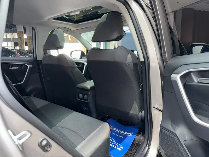 Toyota RAV4 — фото 19