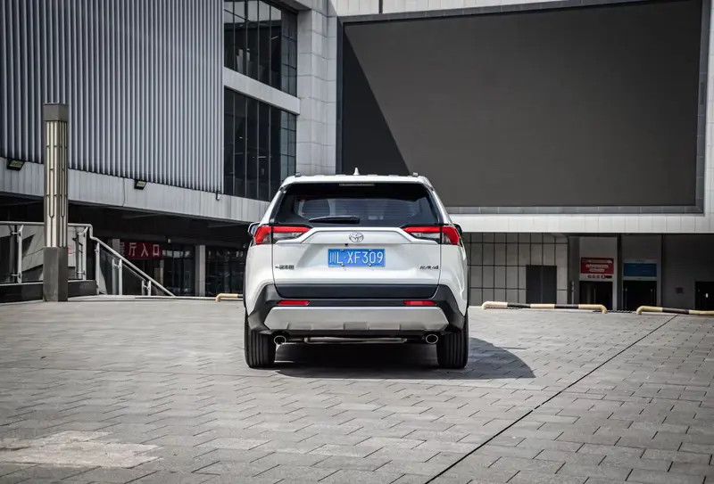 Toyota RAV4 — фото 4