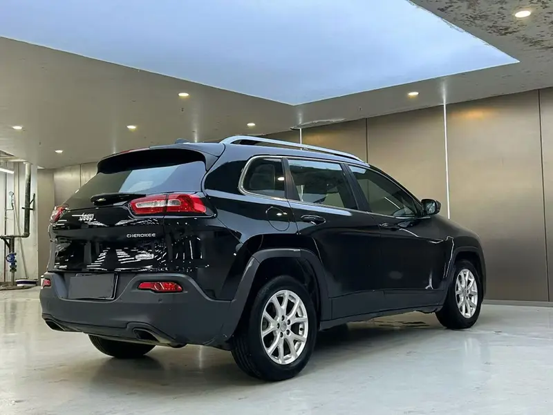 Jeep Cherokee — фото 6