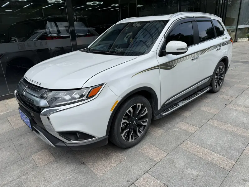 Mitsubishi Outlander 2.4 L 4 WD 7 V