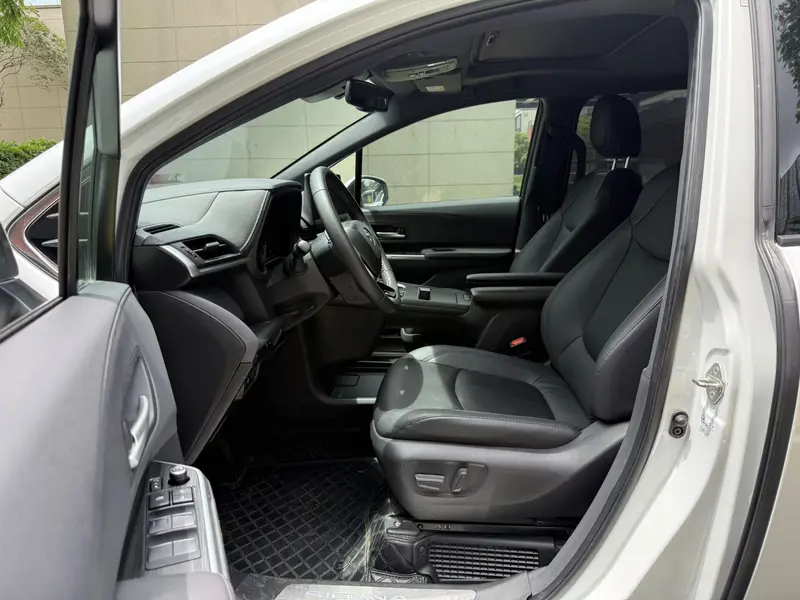 Toyota Sienna — фото 11