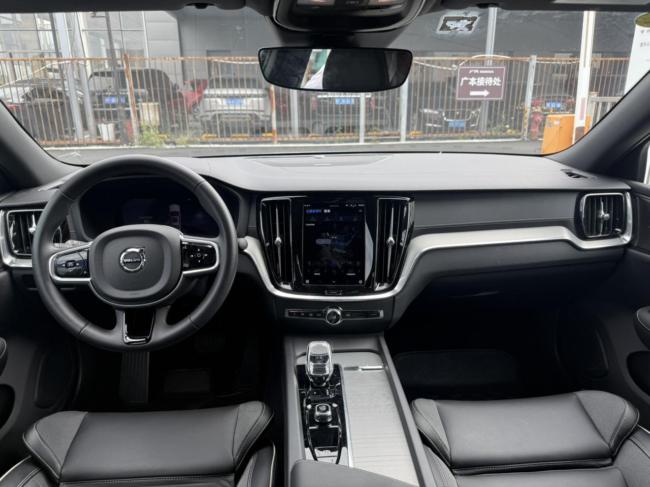 Volvo S60: фотография 14 из 16