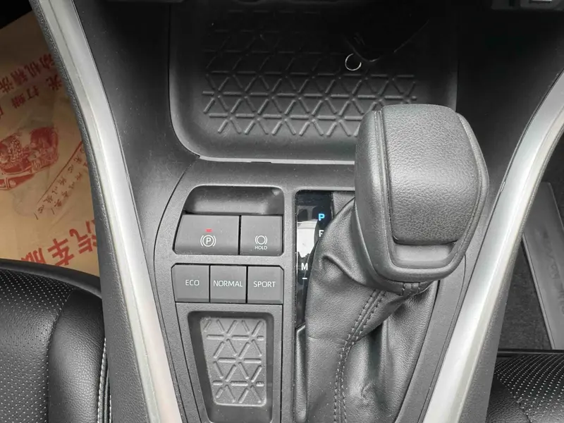 Toyota RAV4 — фото 16