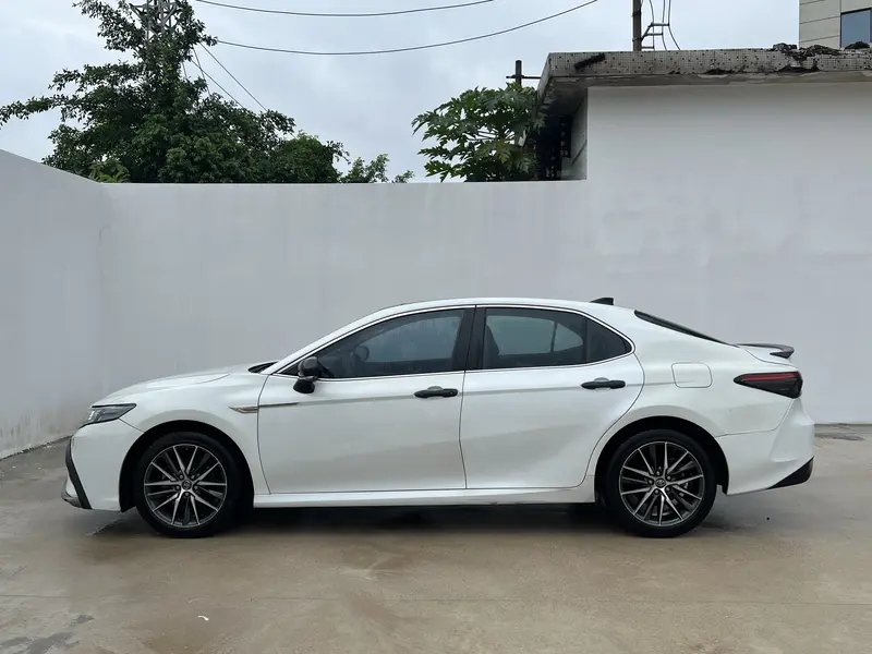 Toyota Camry — фото 3