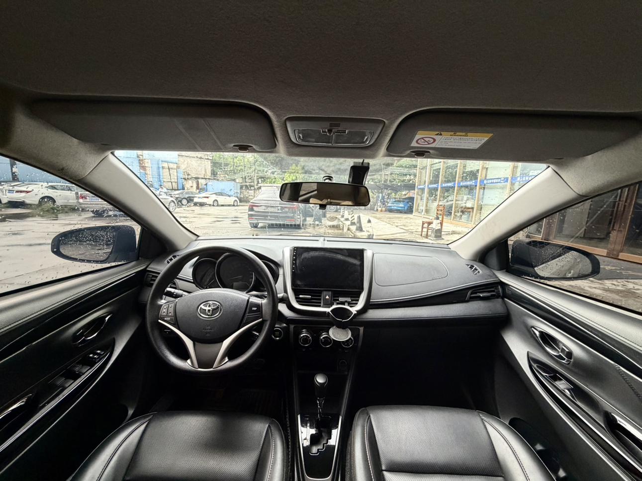 Toyota YARIS L: фотография 6 из 9