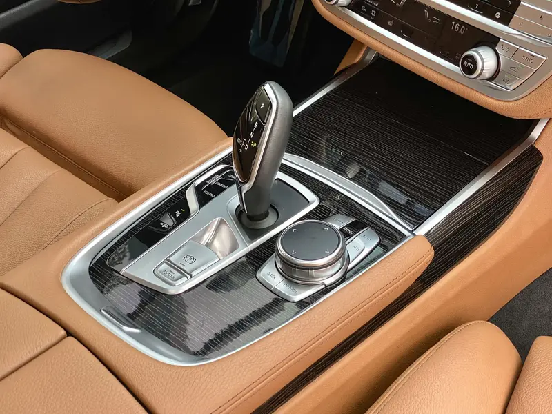 BMW 7 Series — фото 10