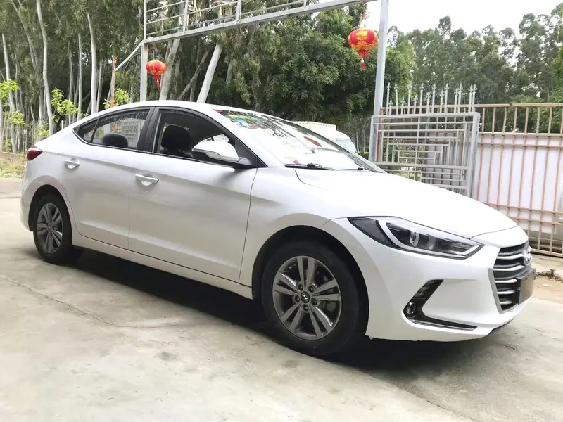 Hyundai Elantra — фото 3
