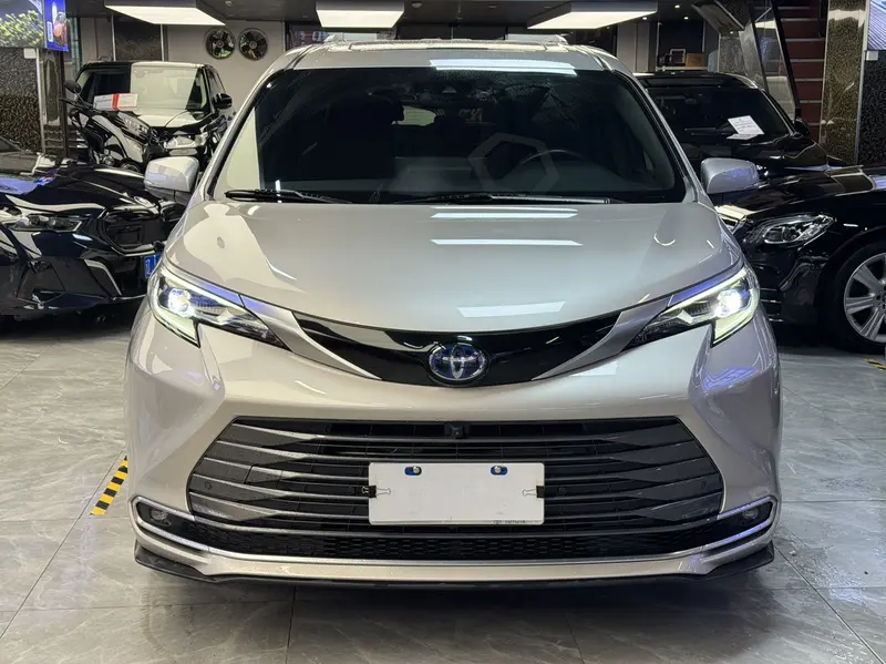 Toyota Sienna — фото 2