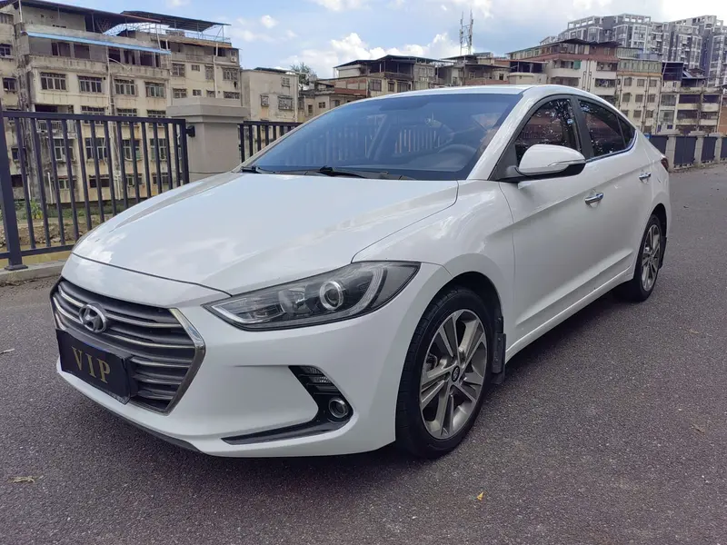 Hyundai Elantra — фото 1
