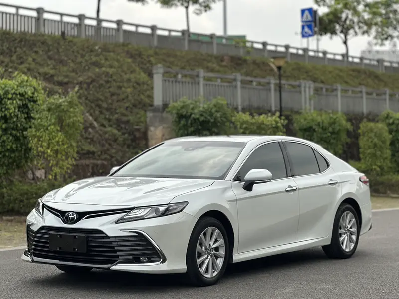 Toyota Camry — фото 1