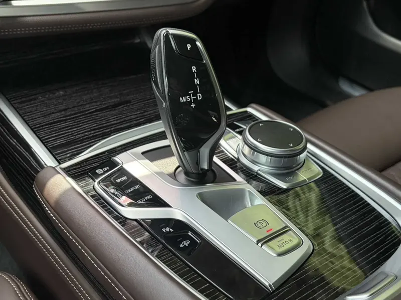 BMW 7 Series — фото 10