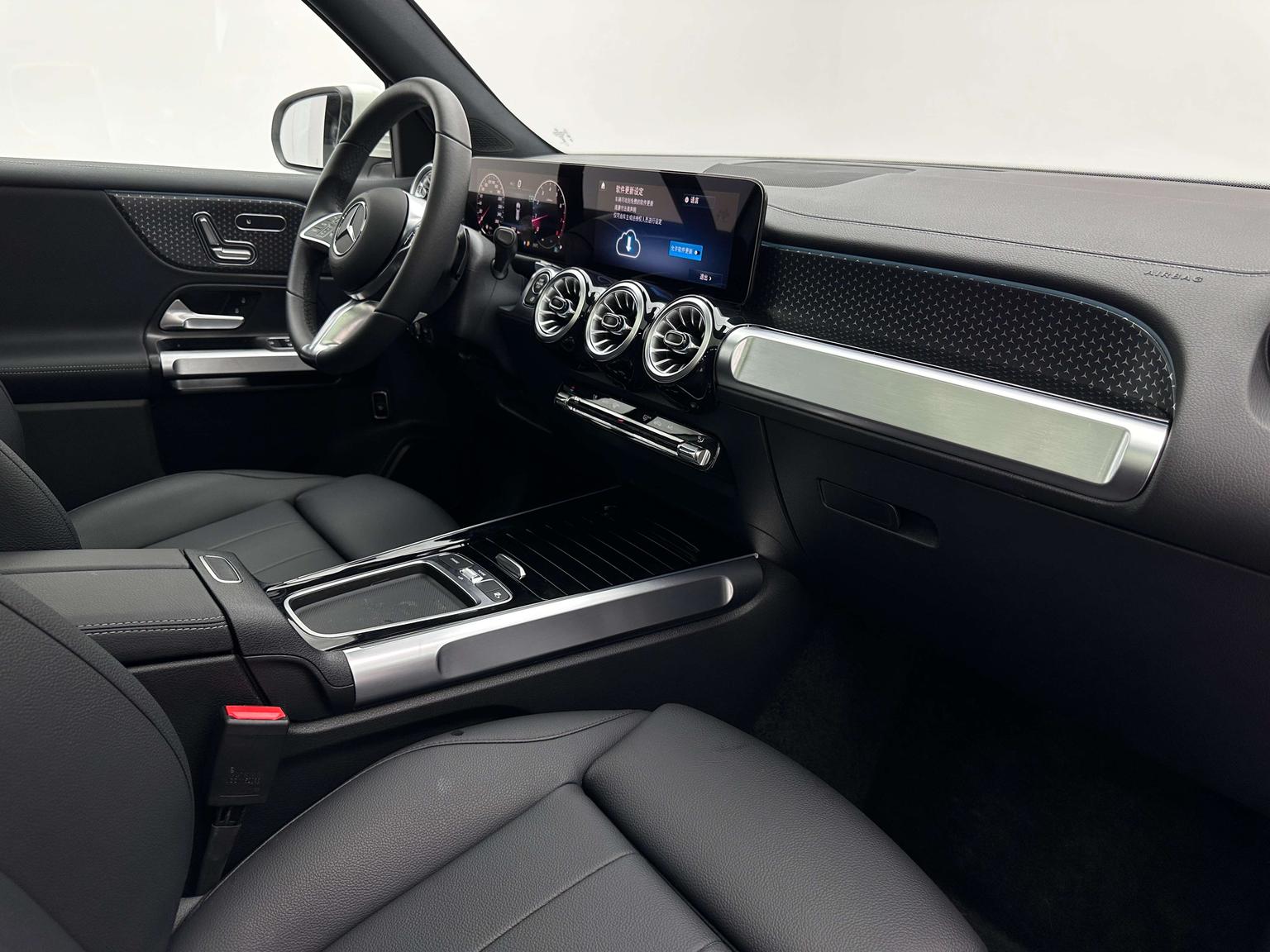 Mercedes-Benz GLB: фотография 19 из 33