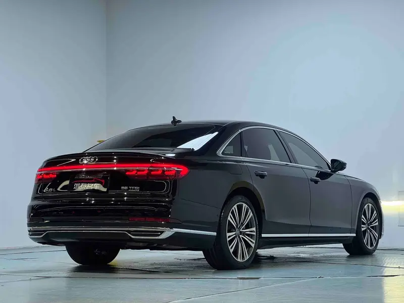 Audi A8 — фото 7