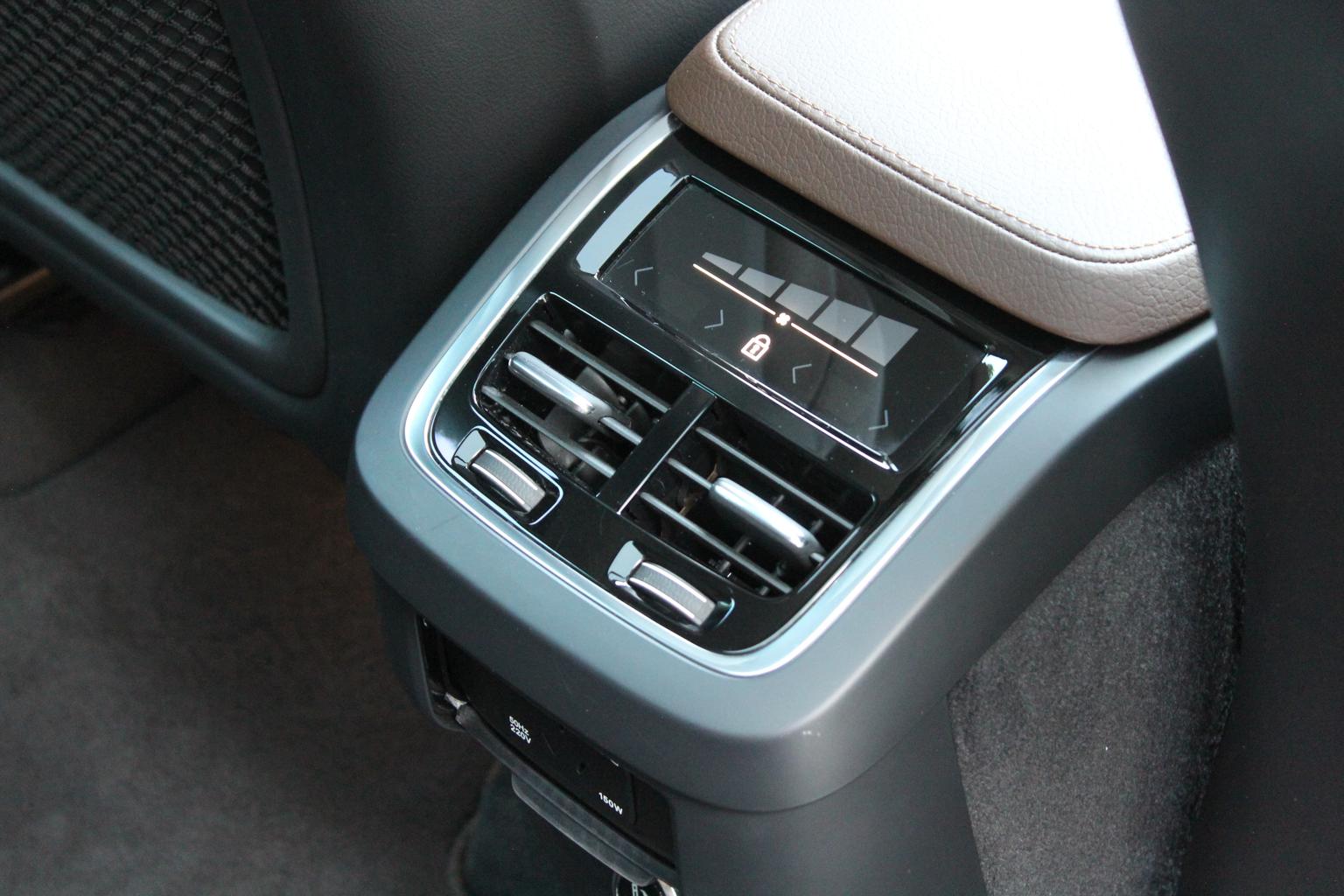 Volvo XC90: фотография 23 из 36