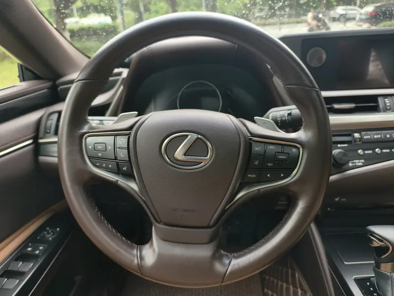 Lexus ES — фото 10