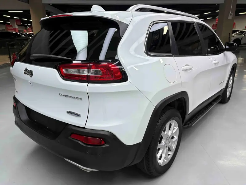 Jeep Cherokee 2.4 L — фото 7