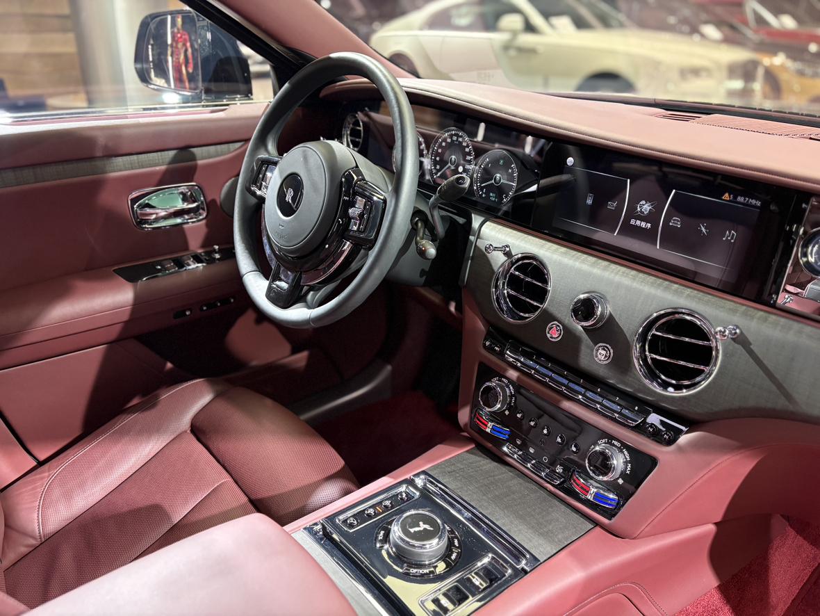 Rolls-Royce Ghost: фотография 26 из 28
