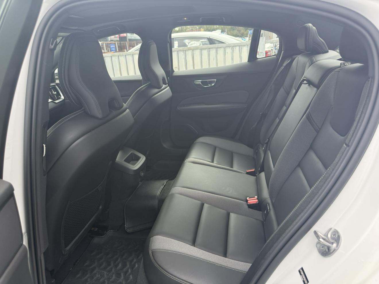 Volvo S60: фотография 13 из 16