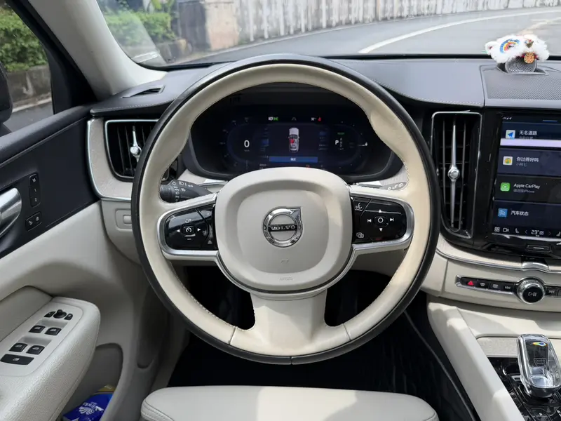 Volvo XC60 — фото 12