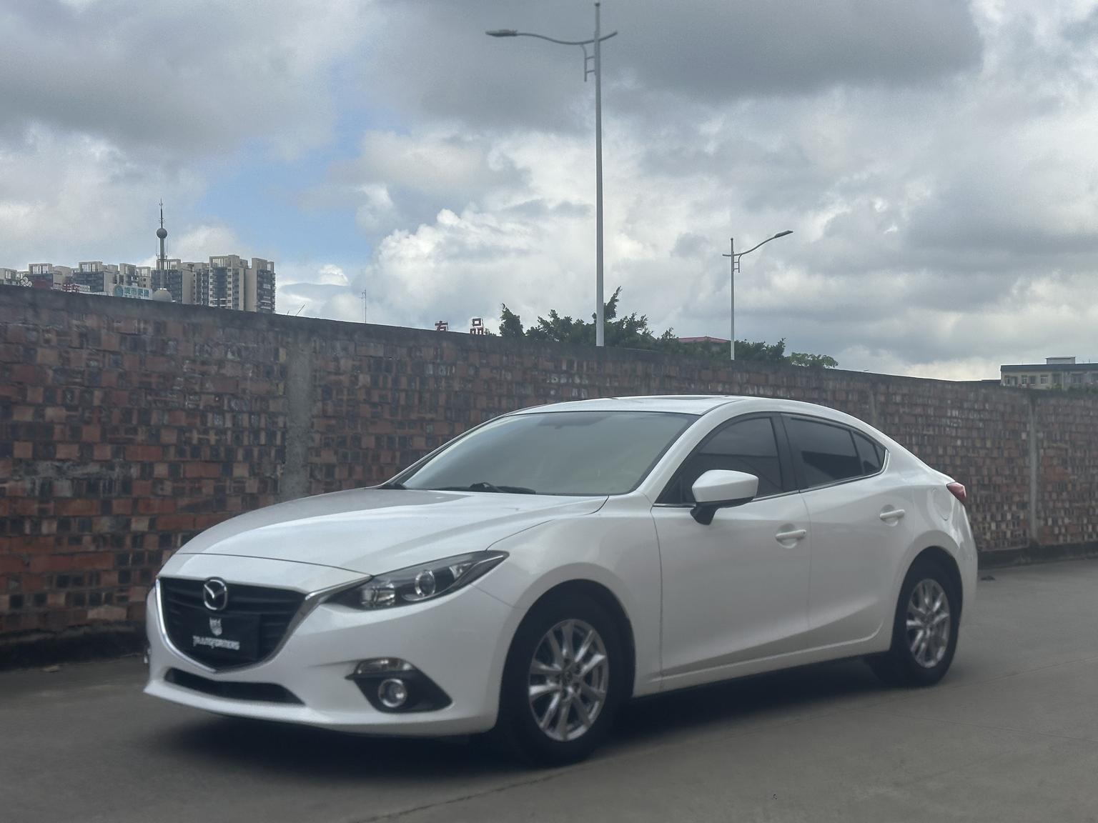 Mazda Mazda3 3 2014 1.5L AT Luxury