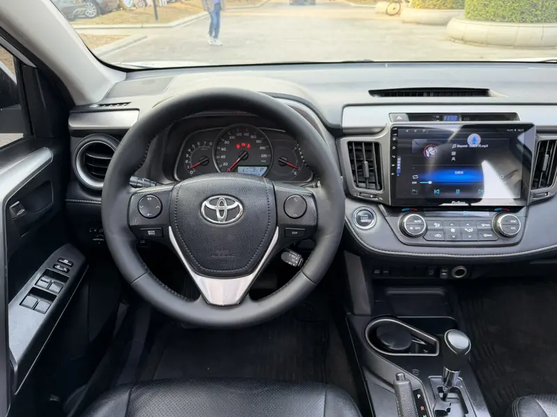 Toyota RAV4 — фото 10