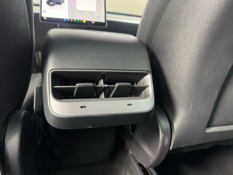 Tesla Model Y задний привод — фото 12