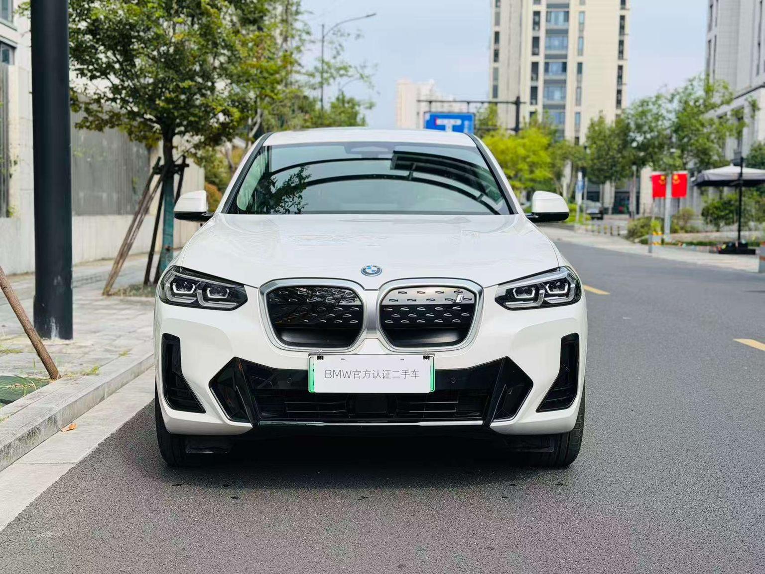 BMW iX3: фотография 2 из 17