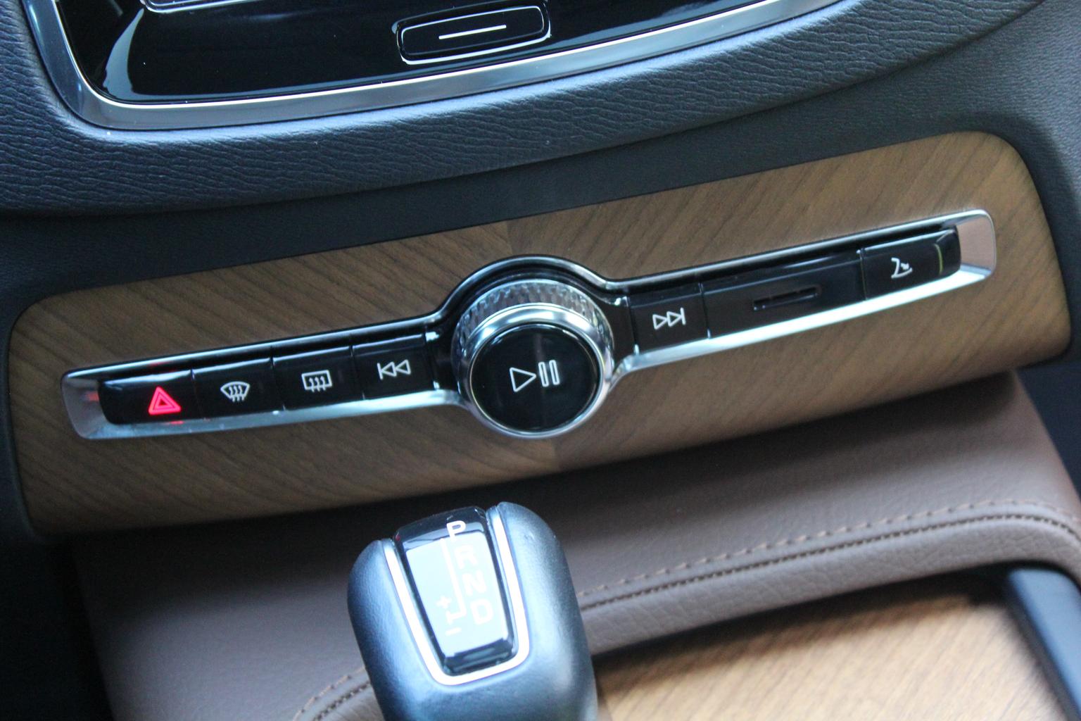 Volvo XC90: фотография 17 из 36