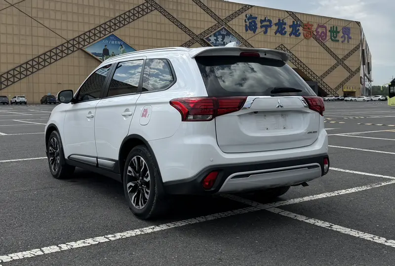 Mitsubishi Outlander — фото 5