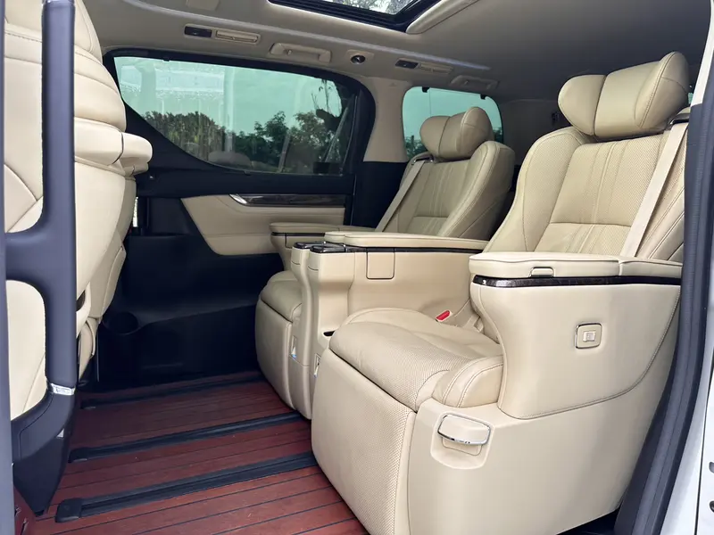 Toyota Alphard — фото 12