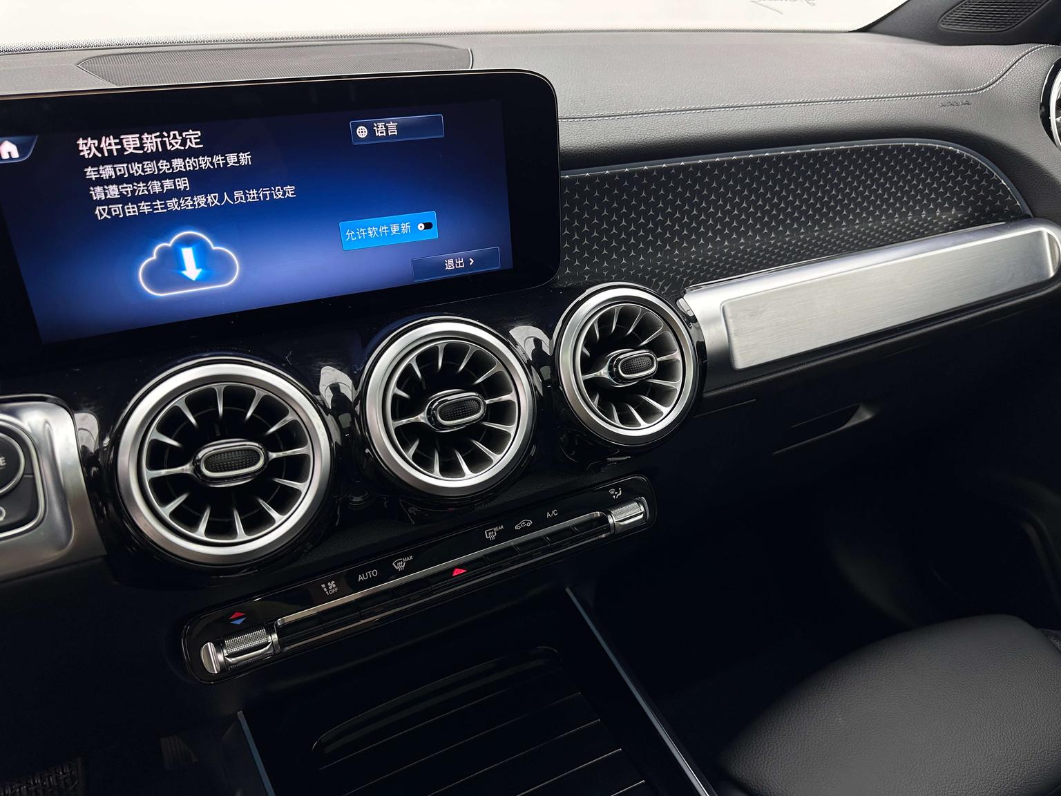 Mercedes-Benz GLB: фотография 15 из 33