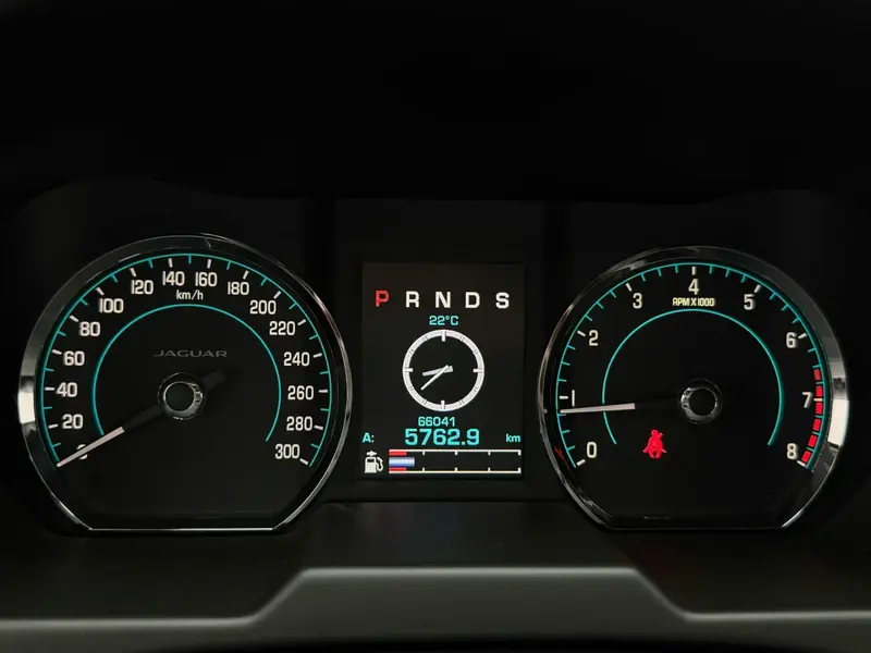 Jaguar XF — фото 10