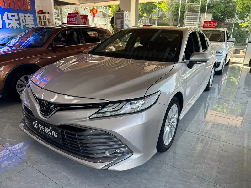 Toyota Camry — фото 1